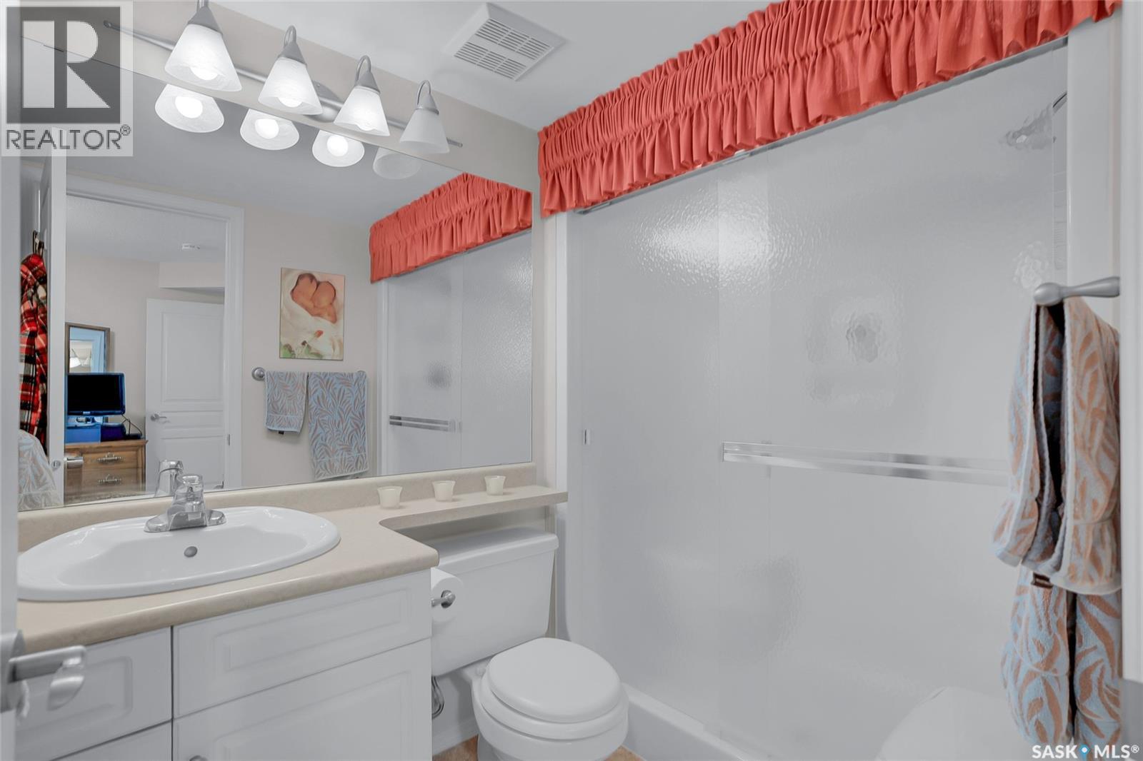 215 2213 Adelaide Street E, Saskatoon, SK - Indoor Photo Showing Bathroom
