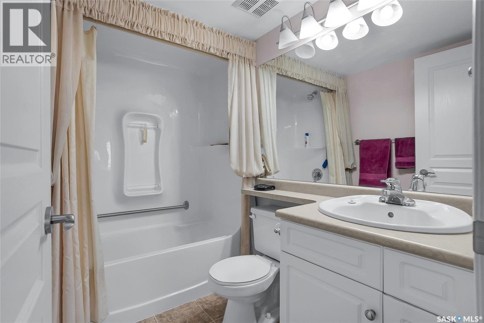 215 2213 Adelaide Street E, Saskatoon, SK - Indoor Photo Showing Bathroom