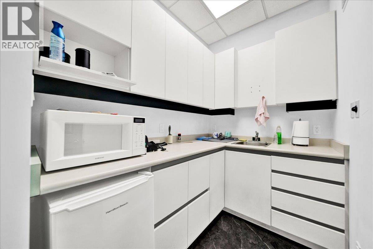 22337 Lougheed Highway, Maple Ridge, BC - Indoor Photo Showing Kitchen
