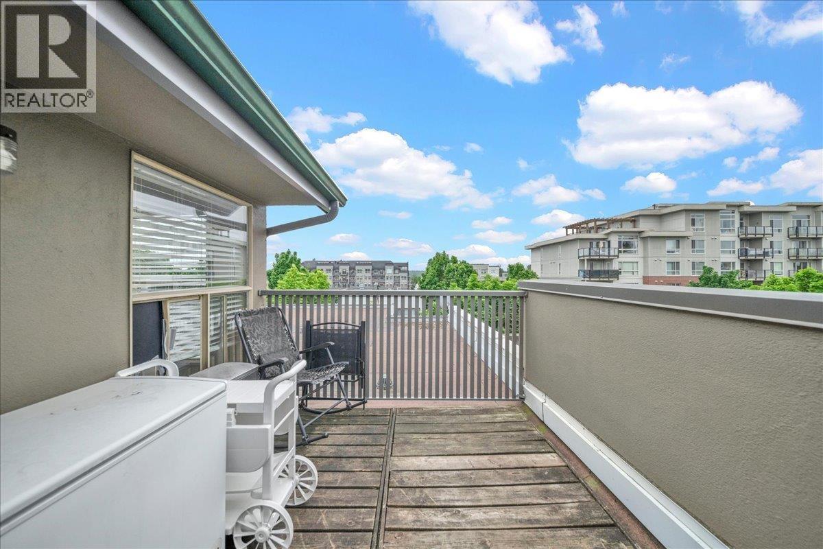 22337 Lougheed Highway, Maple Ridge, BC - Outdoor With Exterior