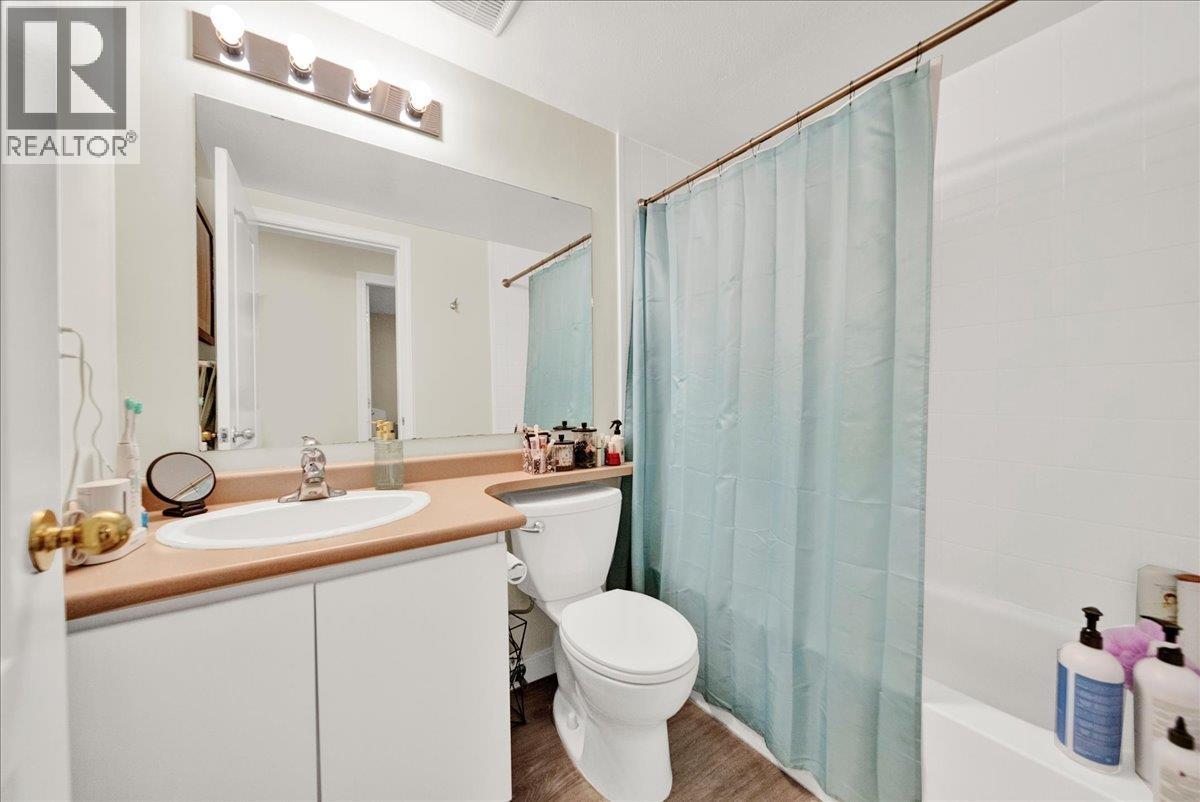 22337 Lougheed Highway, Maple Ridge, BC - Indoor Photo Showing Bathroom