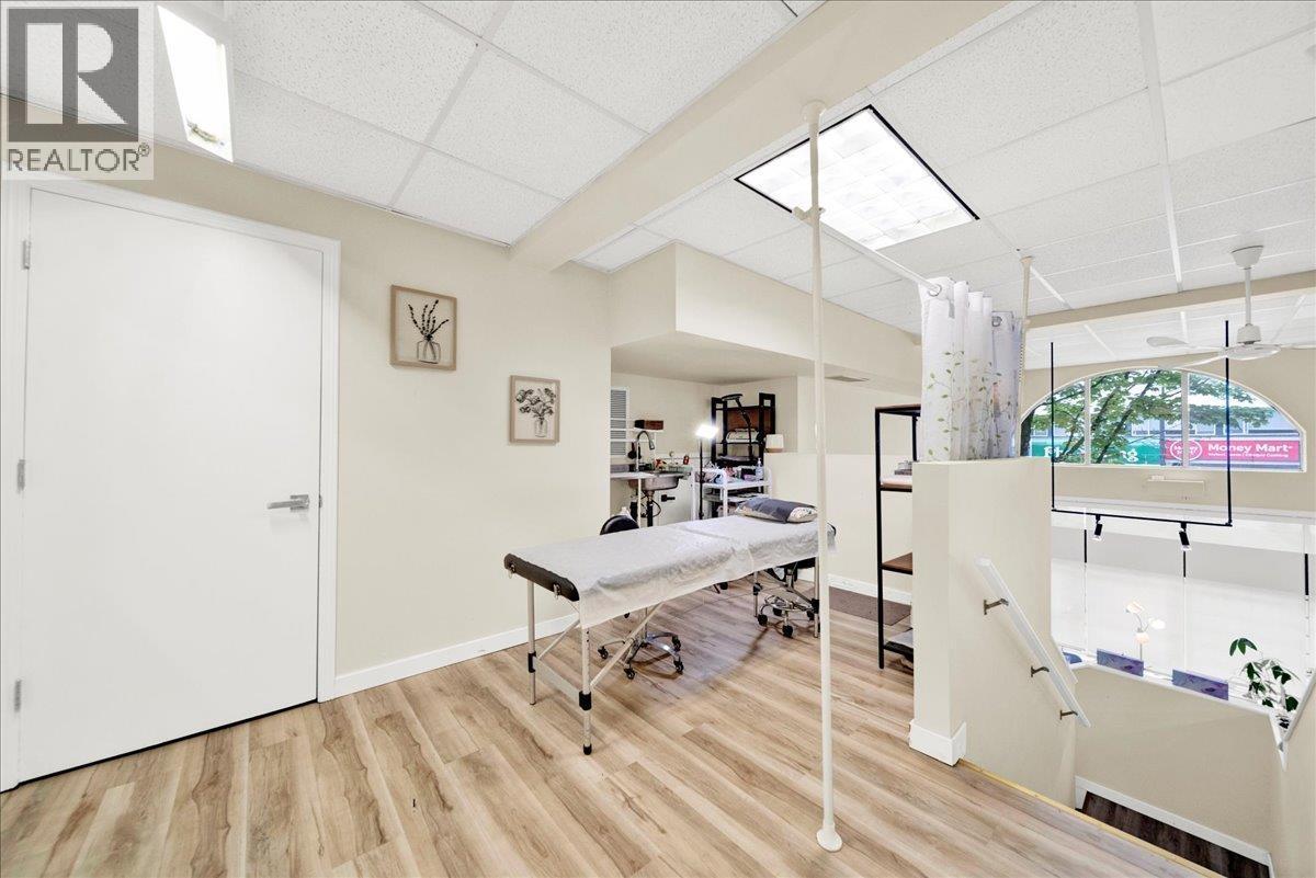 22337 Lougheed Highway, Maple Ridge, BC - Indoor Photo Showing Other Room