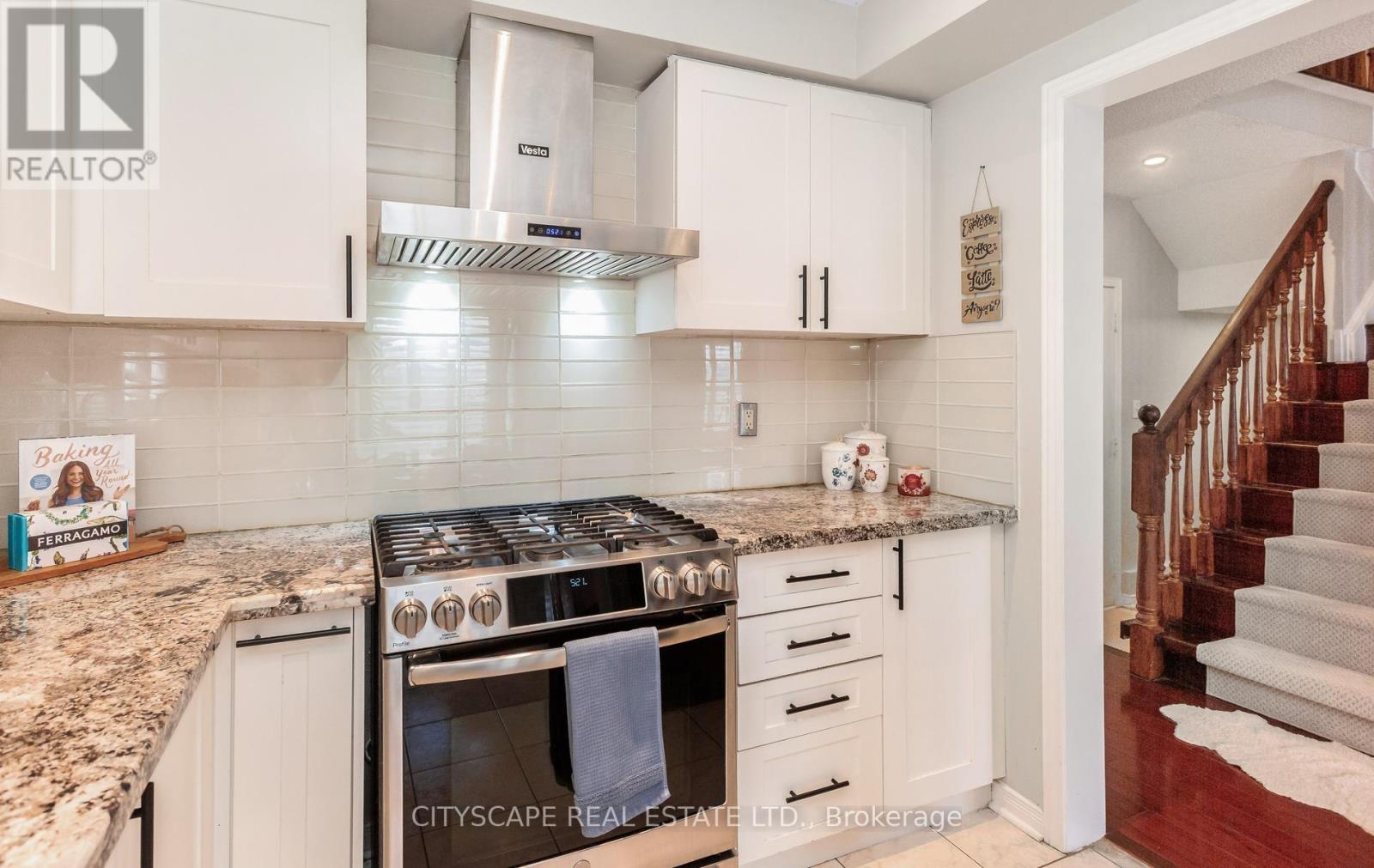 3324 Equestrian Crescent, Mississauga, ON - Indoor Photo Showing Kitchen With Upgraded Kitchen