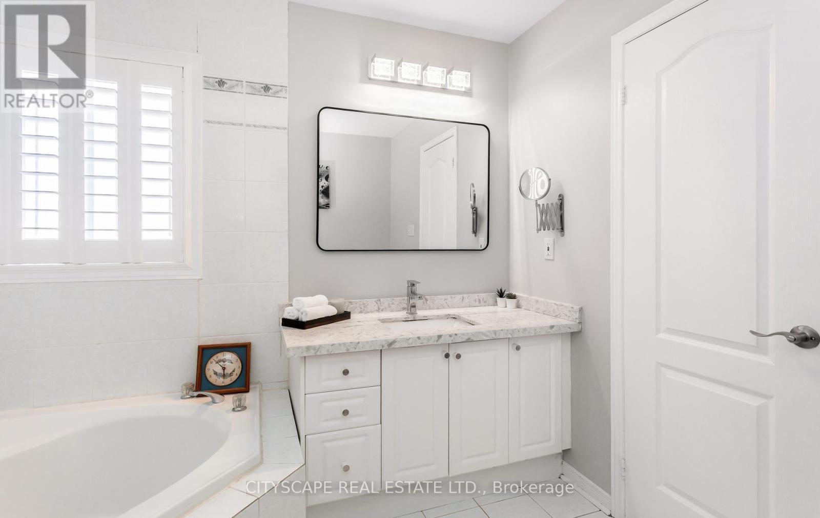 3324 Equestrian Crescent, Mississauga, ON - Indoor Photo Showing Bathroom