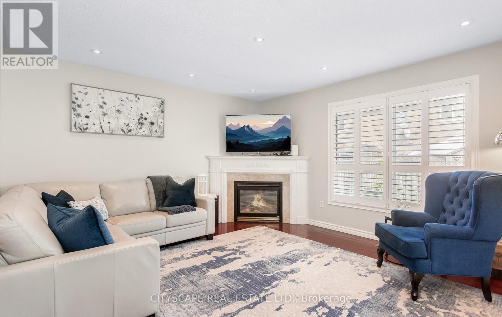 3324 Equestrian Crescent, Mississauga, ON - Indoor Photo Showing Living Room With Fireplace