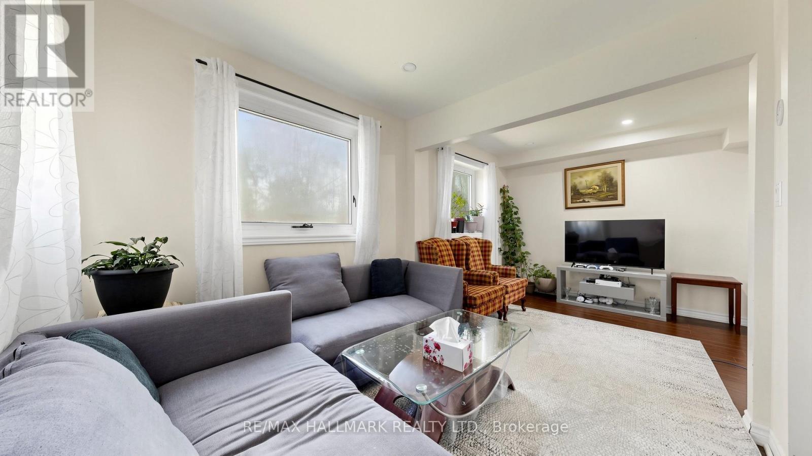46 Collins Crescent, Aurora, ON - Indoor Photo Showing Living Room