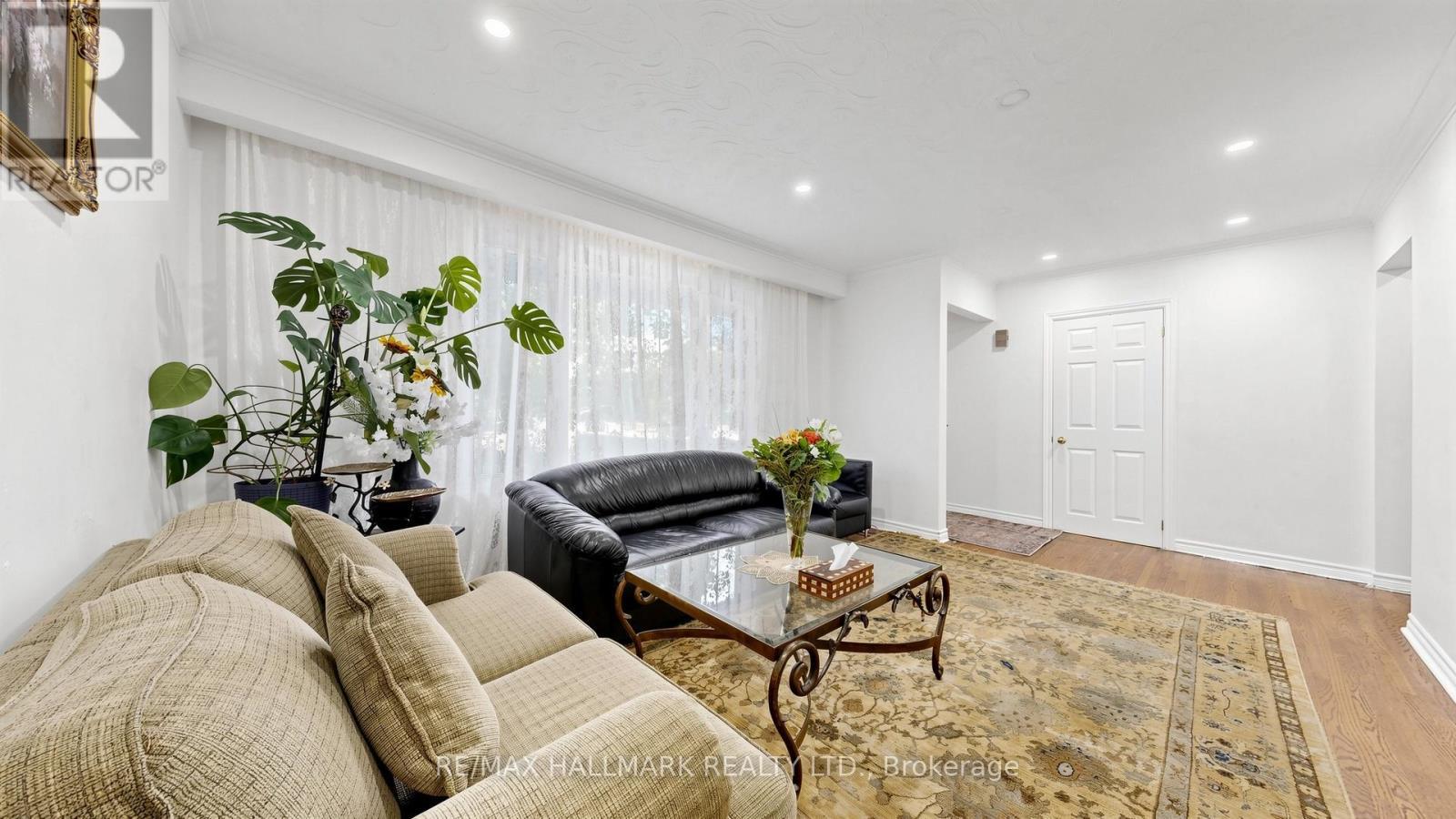 46 Collins Crescent, Aurora, ON - Indoor Photo Showing Living Room