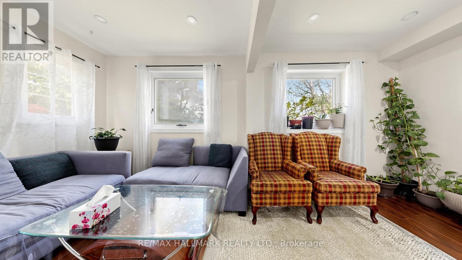 46 Collins Crescent, Aurora, ON - Indoor Photo Showing Living Room