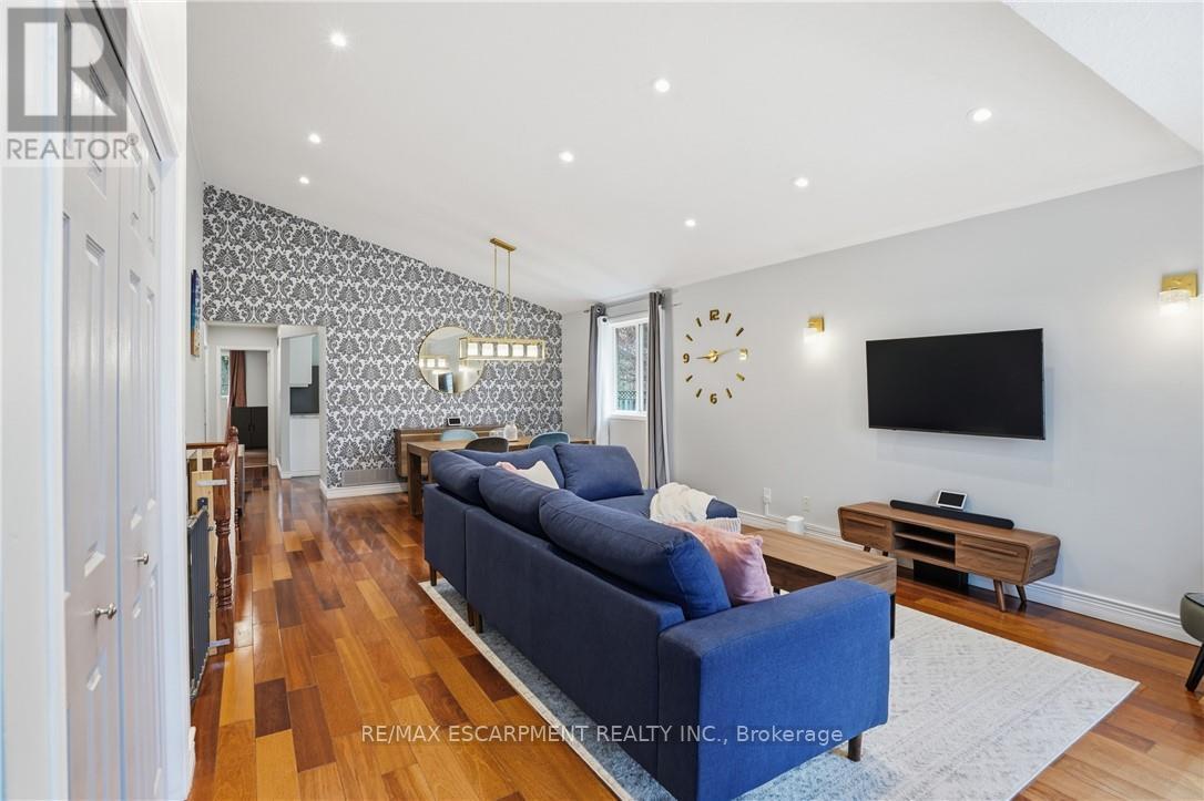 2 Amore Boulevard, Hamilton, ON - Indoor Photo Showing Living Room