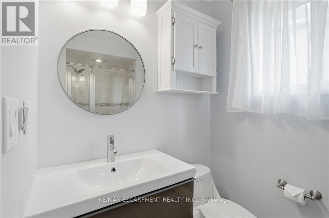 2 Amore Boulevard, Hamilton, ON - Indoor Photo Showing Bathroom