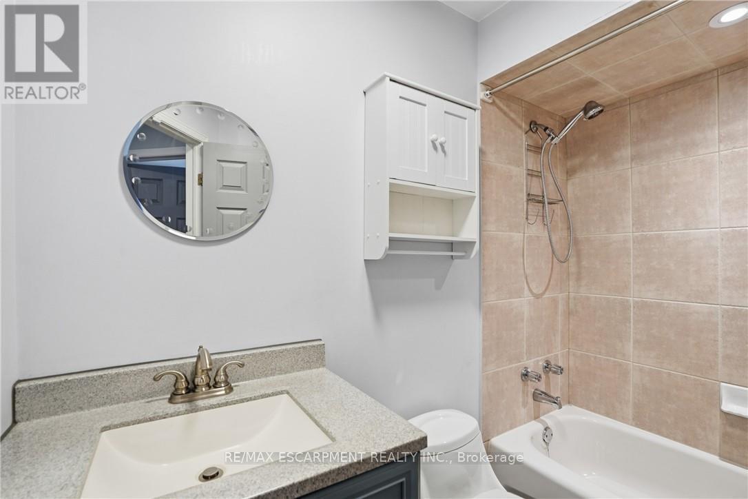 2 Amore Boulevard, Hamilton, ON - Indoor Photo Showing Bathroom