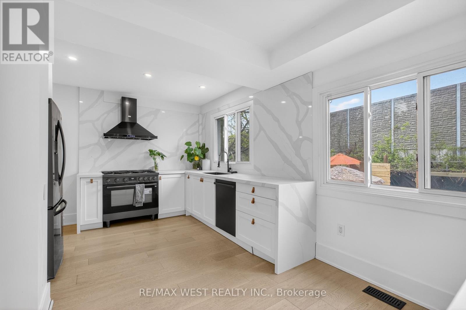 834 Beach Boulevard, Hamilton, ON - Indoor Photo Showing Kitchen