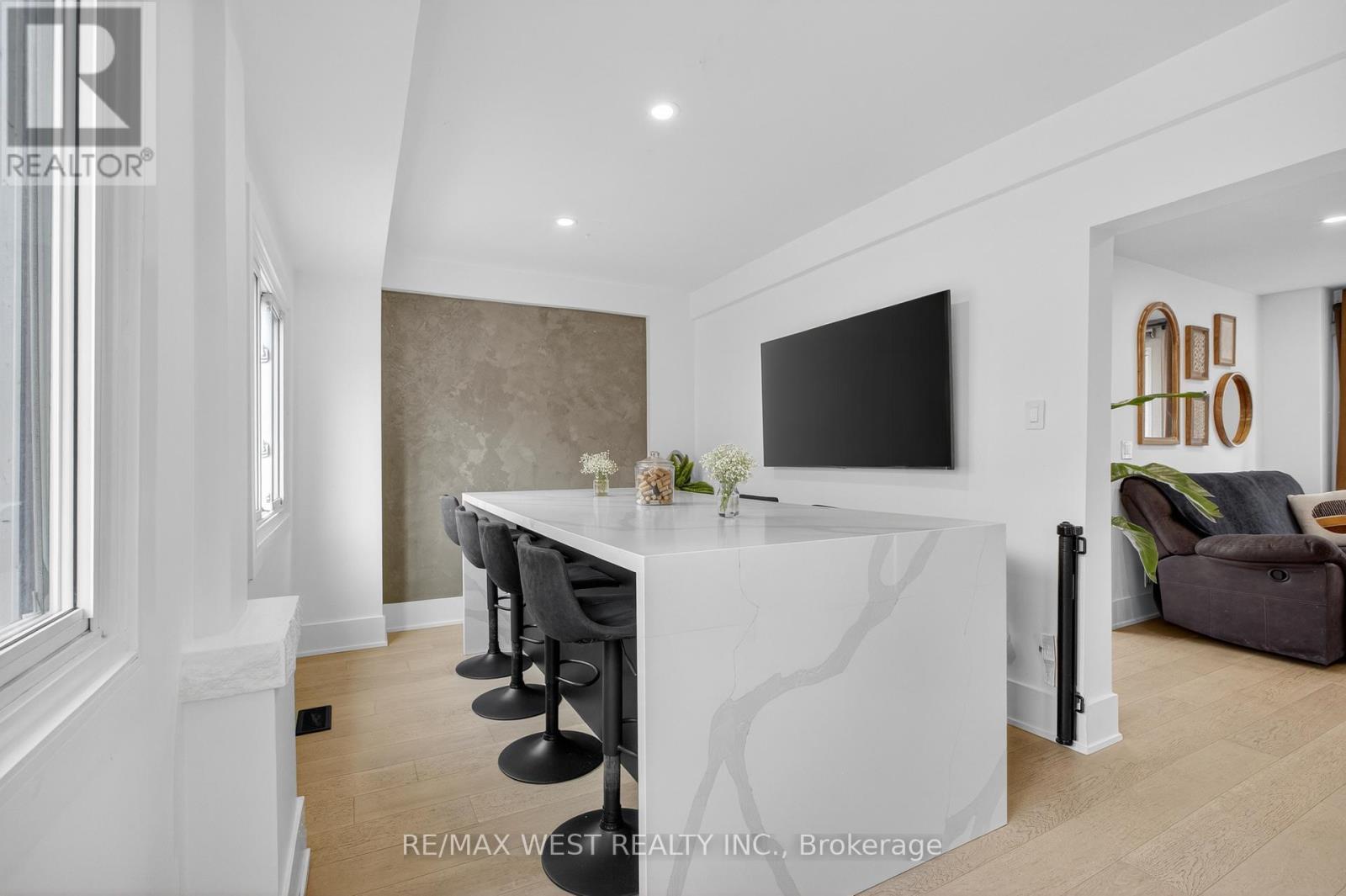 834 Beach Boulevard, Hamilton, ON - Indoor