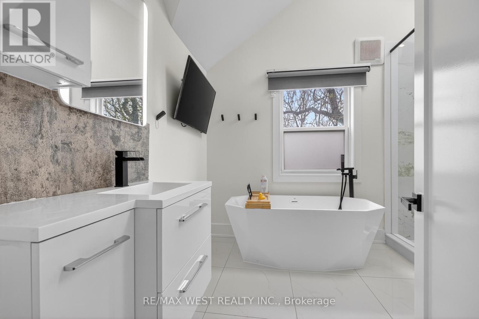834 Beach Boulevard, Hamilton, ON - Indoor Photo Showing Laundry Room