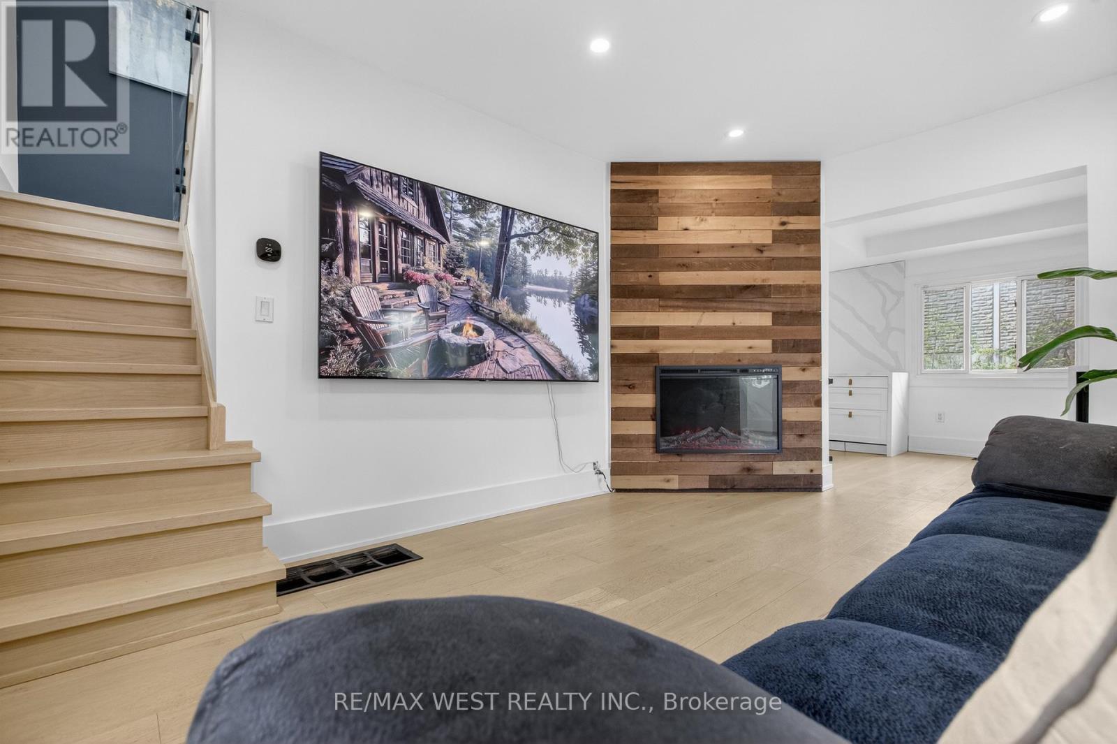 834 Beach Boulevard, Hamilton, ON - Indoor With Fireplace
