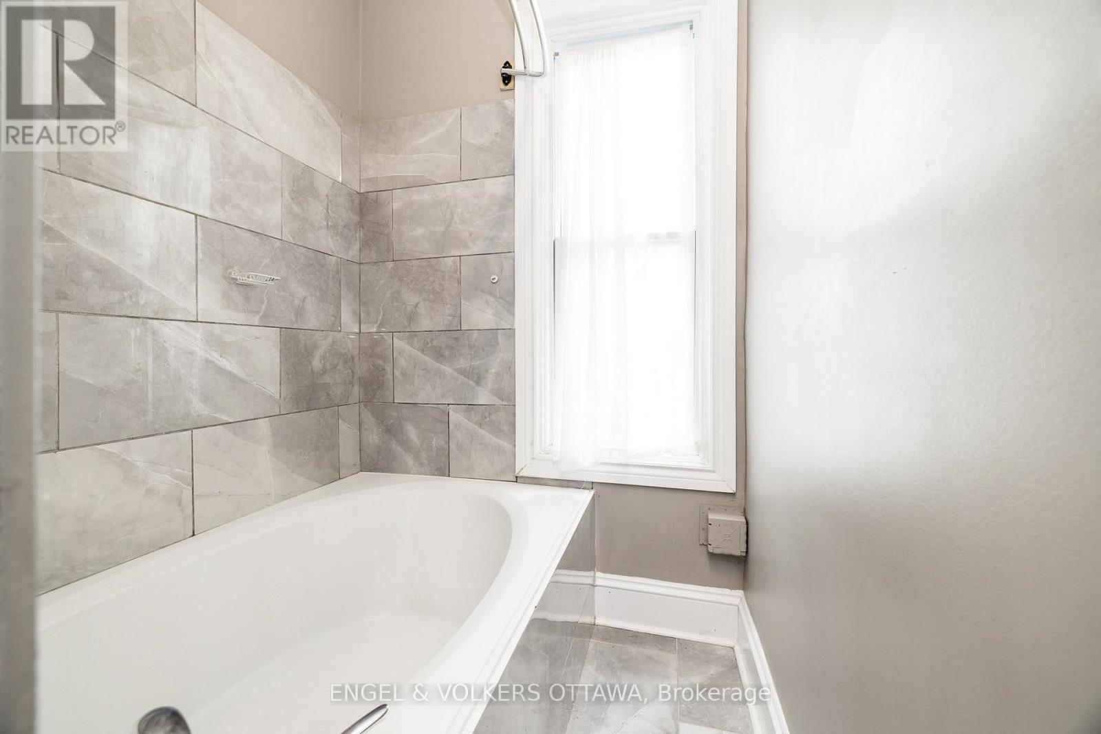 84 Second Avenue, Ottawa, ON - Indoor Photo Showing Bathroom
