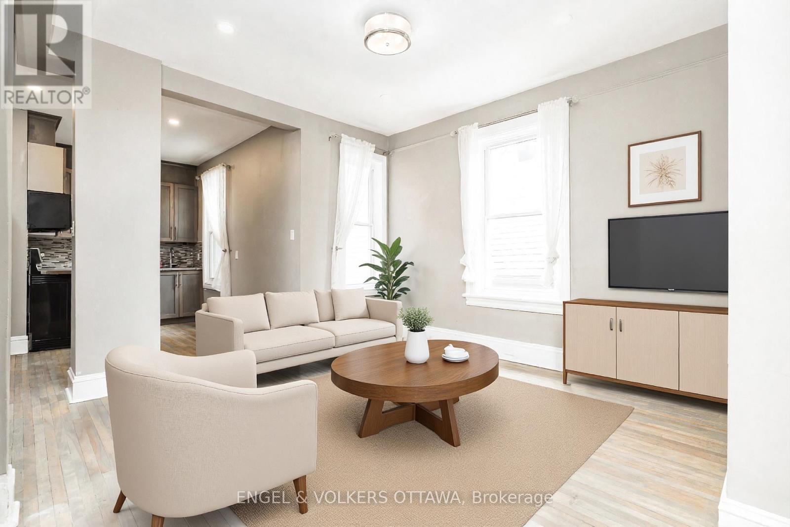 virtually staged - 84 Second Avenue, Ottawa, ON - Indoor Photo Showing Living Room
