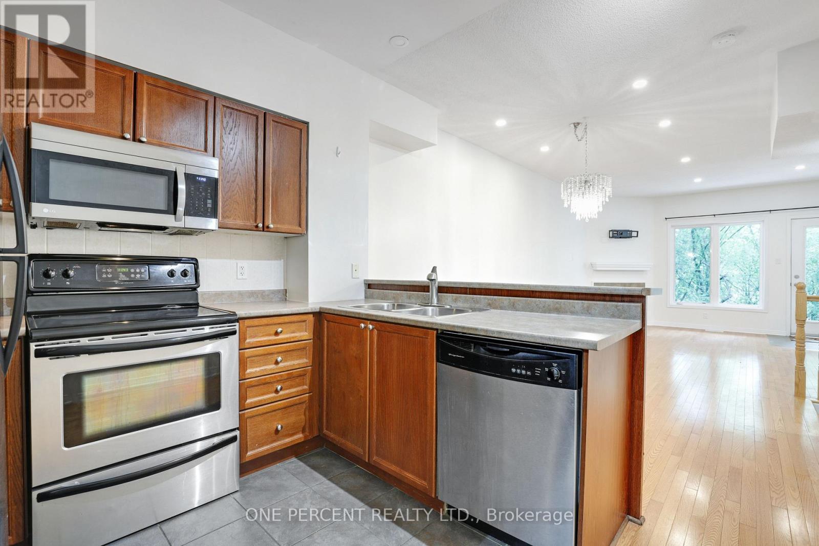 1048 Redtail Private, Ottawa, ON - Indoor Photo Showing Kitchen With Stainless Steel Kitchen With Double Sink