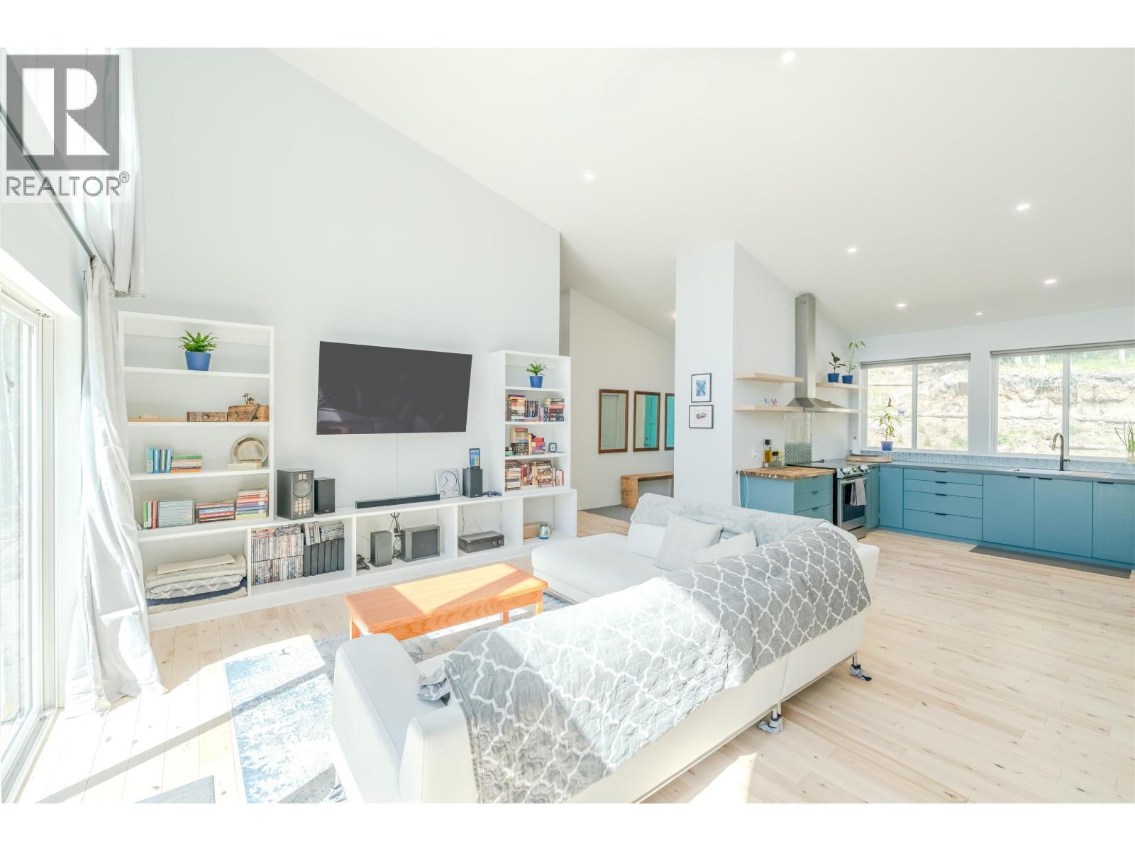 6282 Hillside Drive, Forest Grove, BC - Indoor Photo Showing Other Room