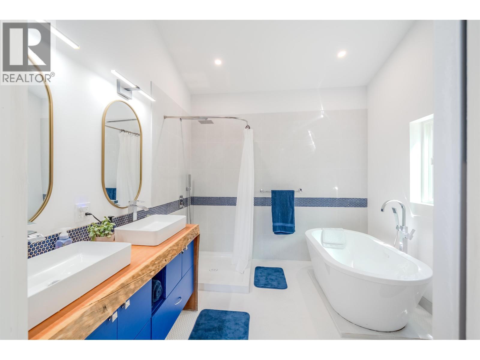 6282 Hillside Drive, Forest Grove, BC - Indoor Photo Showing Bathroom