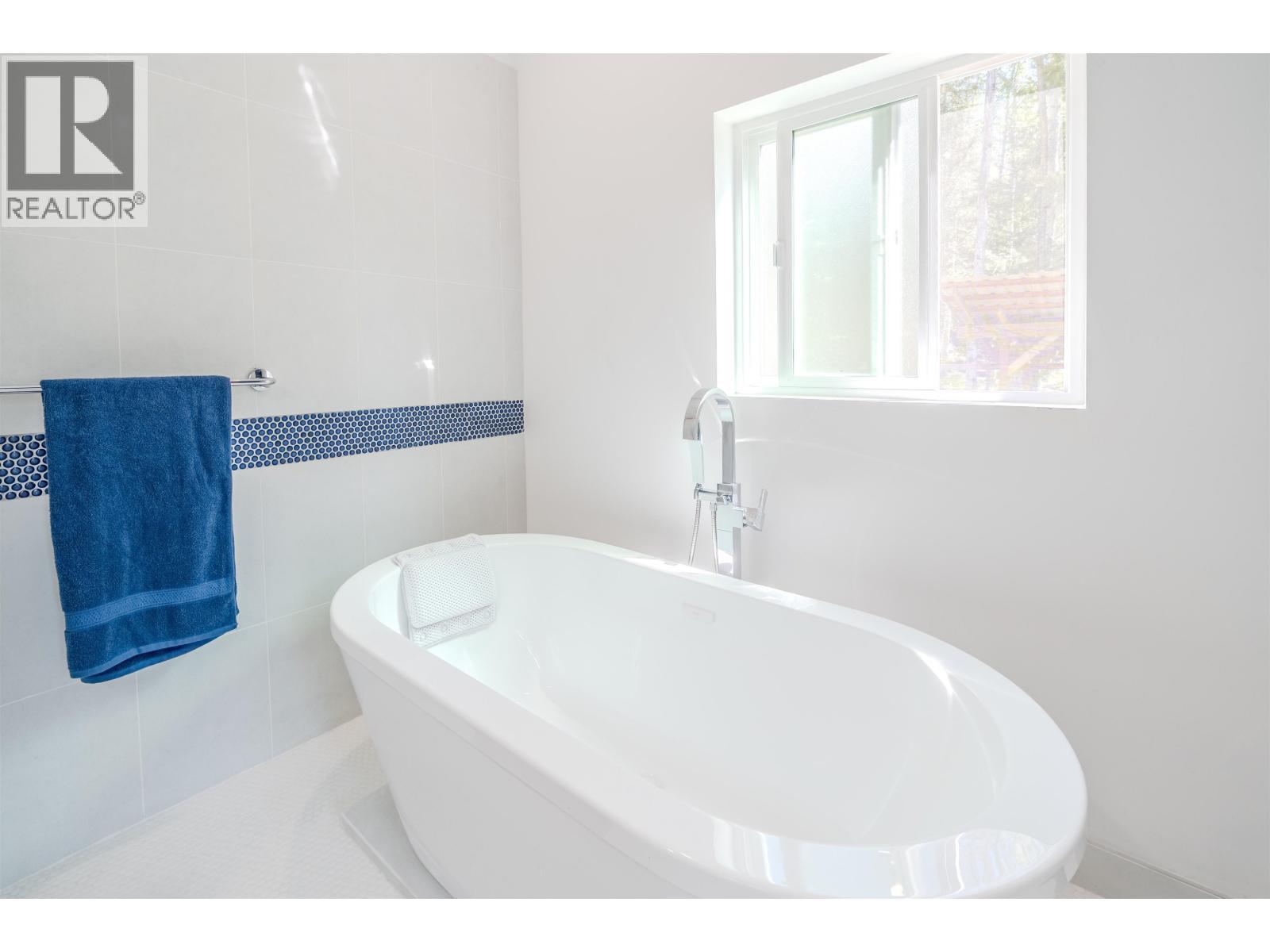6282 Hillside Drive, Forest Grove, BC - Indoor Photo Showing Bathroom