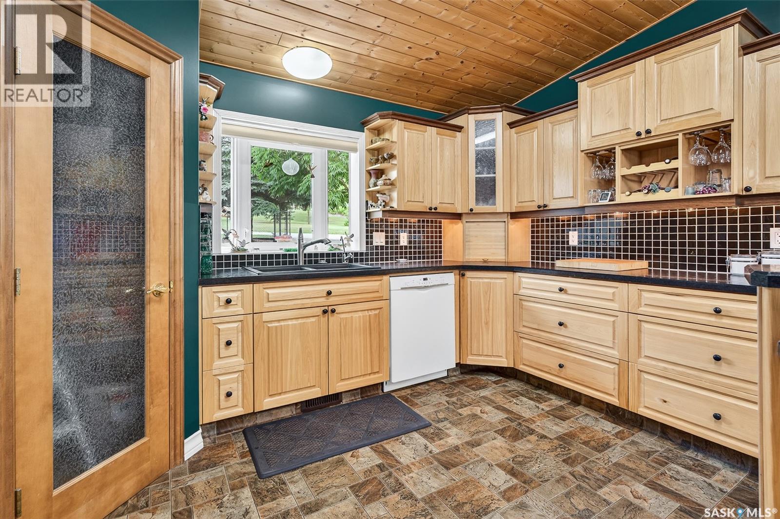 417 Daniel Drive, Buffalo Pound Lake, SK - Indoor Photo Showing Kitchen