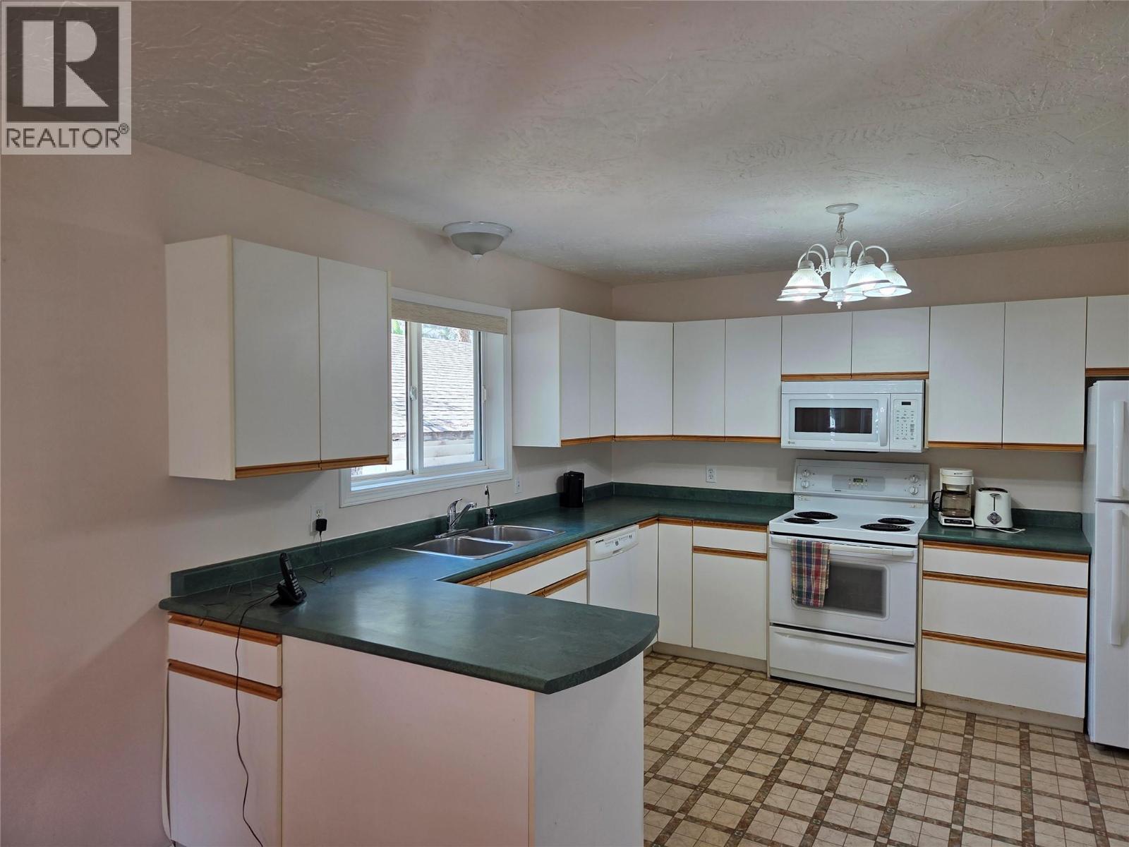 410 6Th Avenue, Keremeos, BC - Indoor Photo Showing Kitchen With Double Sink