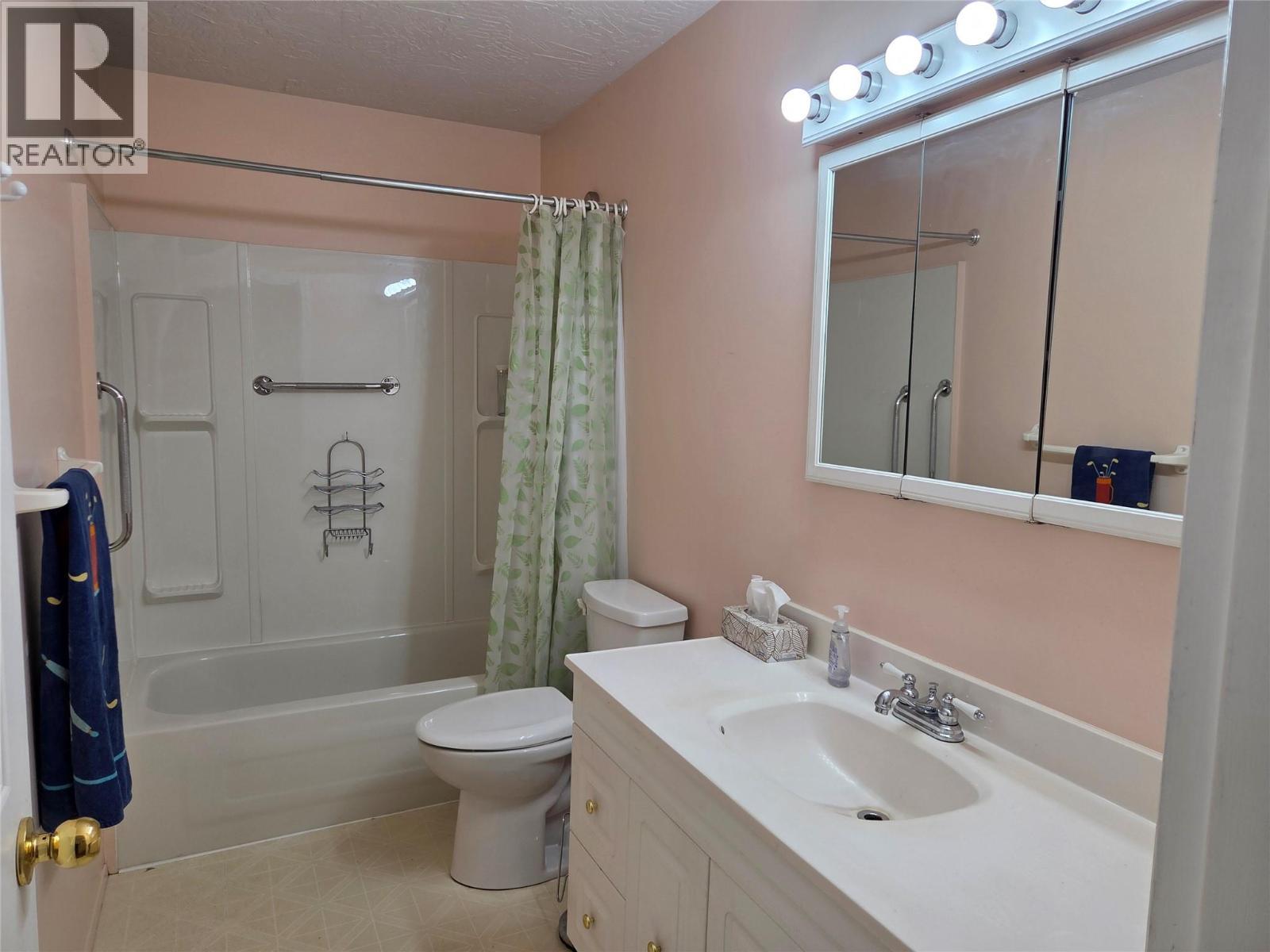 410 6Th Avenue, Keremeos, BC - Indoor Photo Showing Bathroom