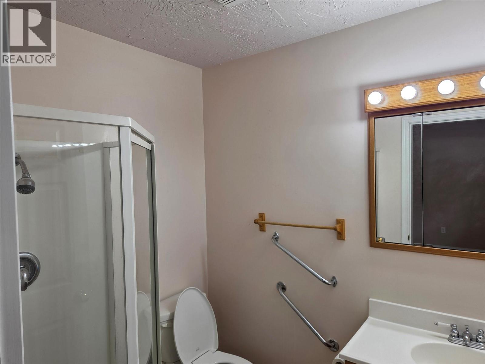 410 6Th Avenue, Keremeos, BC - Indoor Photo Showing Bathroom
