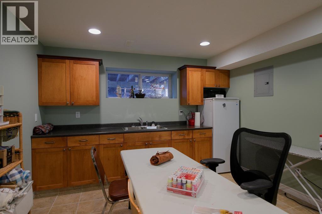 3022 Christopher Crescent, Prince George, BC - Indoor Photo Showing Kitchen With Double Sink