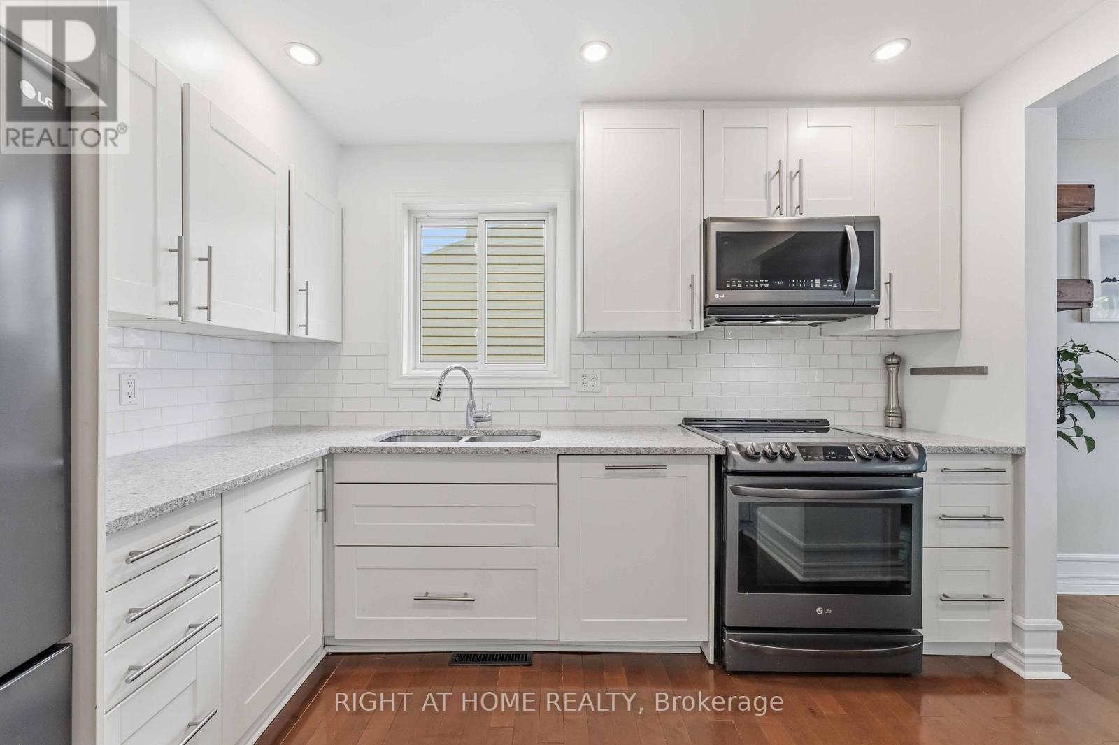981 Barwell Avenue, Ottawa, ON - Indoor Photo Showing Kitchen With Double Sink With Upgraded Kitchen