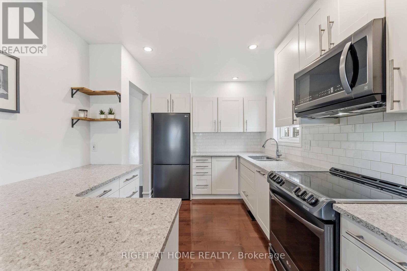 981 Barwell Avenue, Ottawa, ON - Indoor Photo Showing Kitchen With Upgraded Kitchen