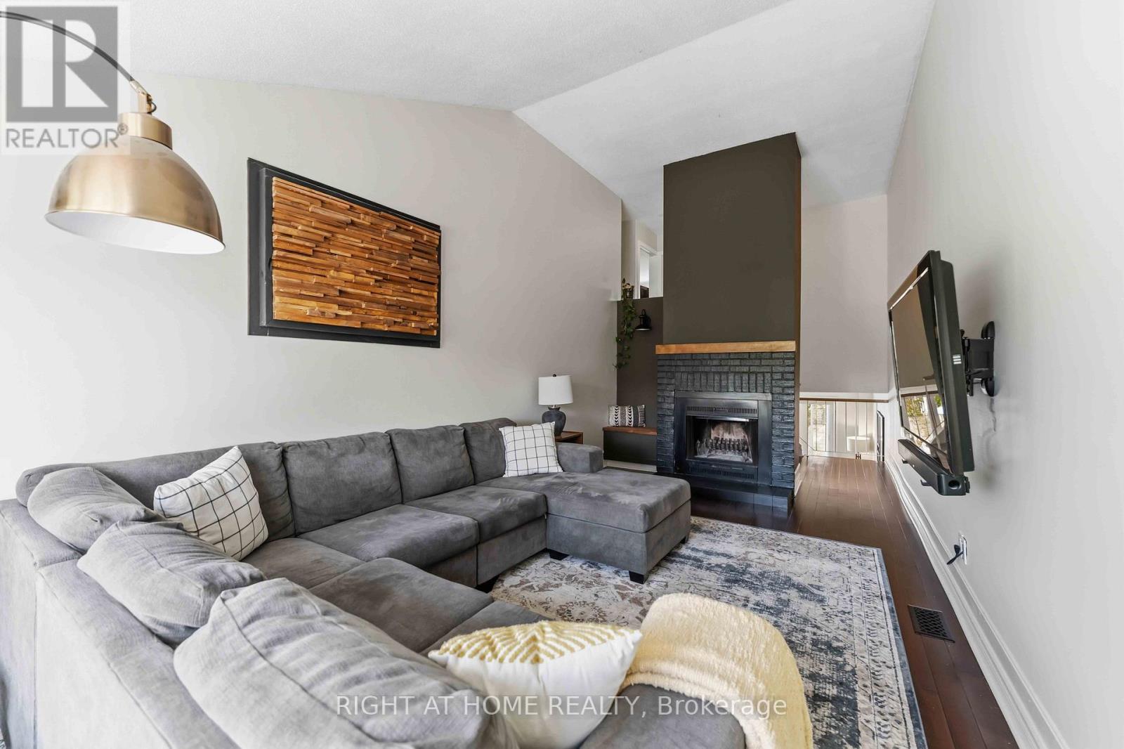 981 Barwell Avenue, Ottawa, ON - Indoor Photo Showing Living Room With Fireplace