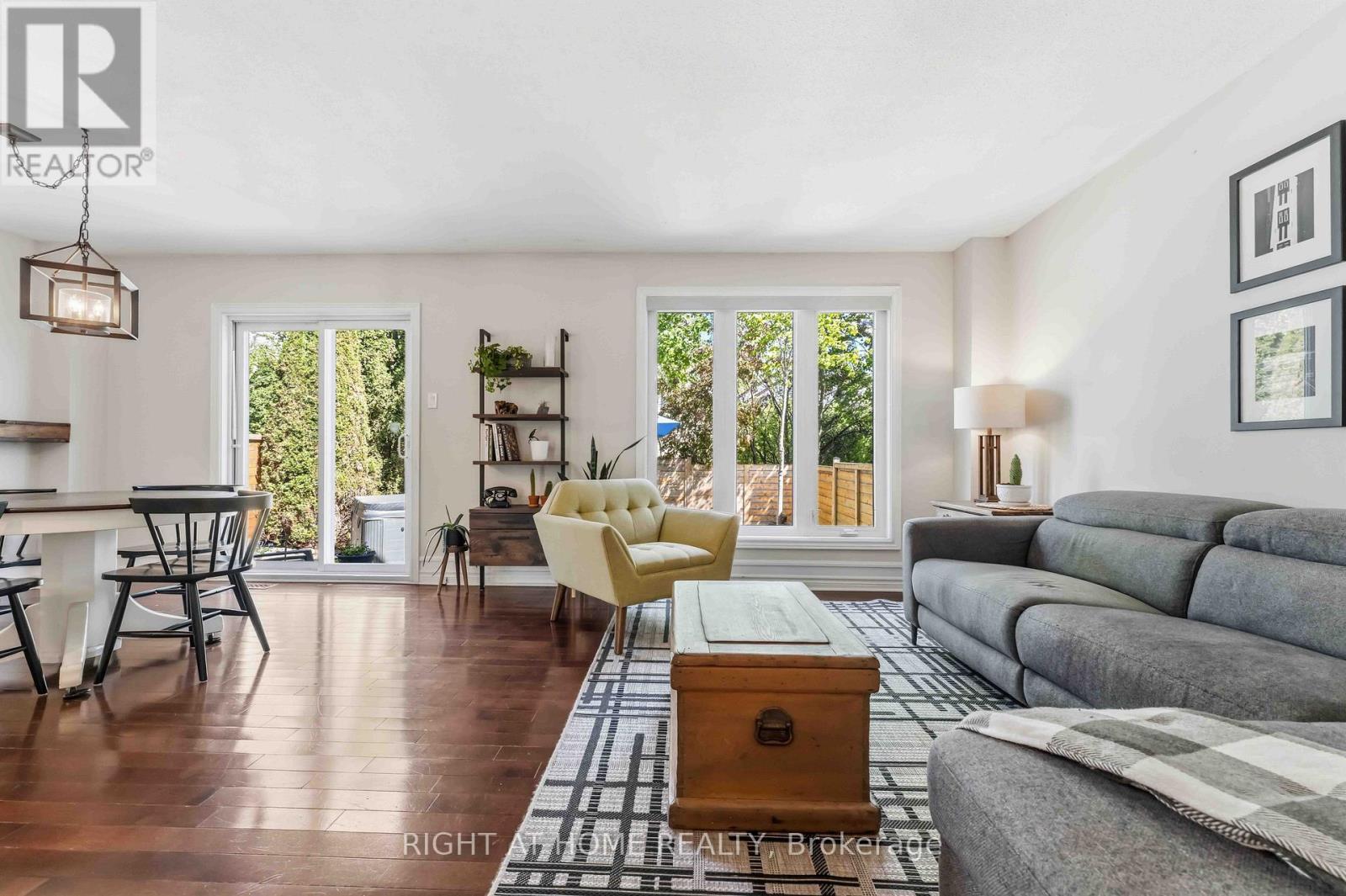 981 Barwell Avenue, Ottawa, ON - Indoor Photo Showing Living Room