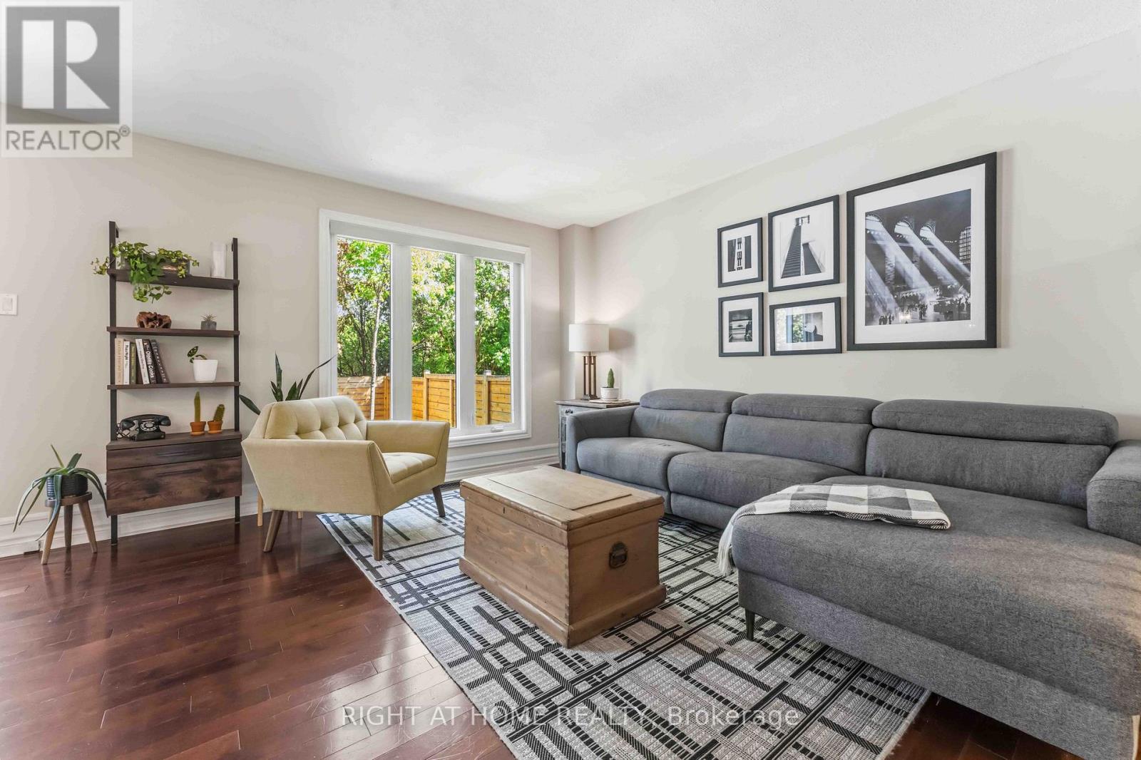 981 Barwell Avenue, Ottawa, ON - Indoor Photo Showing Living Room
