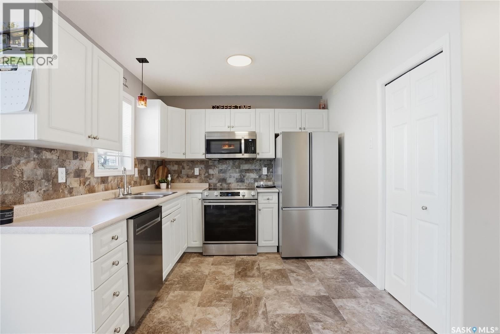 49 203 Herold Terrace, Saskatoon, SK - Indoor Photo Showing Kitchen With Double Sink