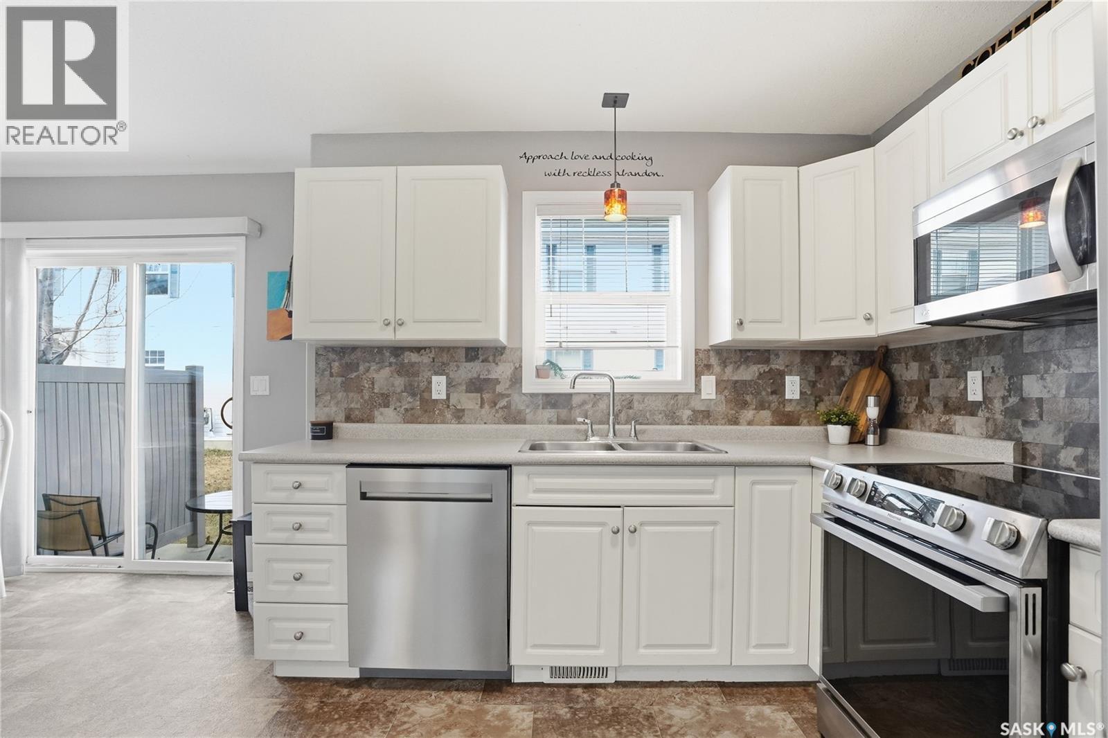 49 203 Herold Terrace, Saskatoon, SK - Indoor Photo Showing Kitchen With Double Sink