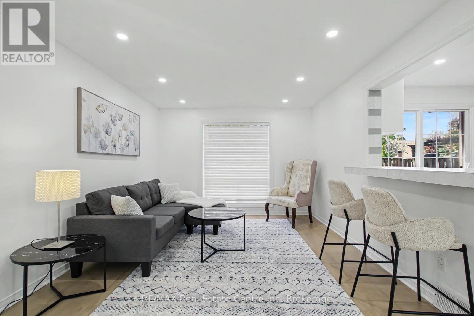 51 Camrose Court, Kitchener, ON - Indoor Photo Showing Living Room
