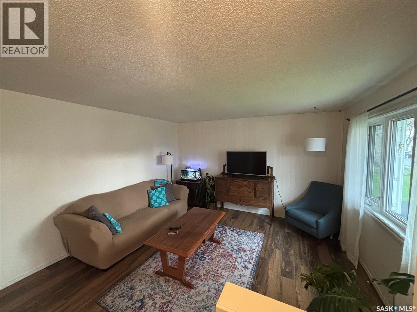 358 Bruce Street, Regina, SK - Indoor Photo Showing Living Room