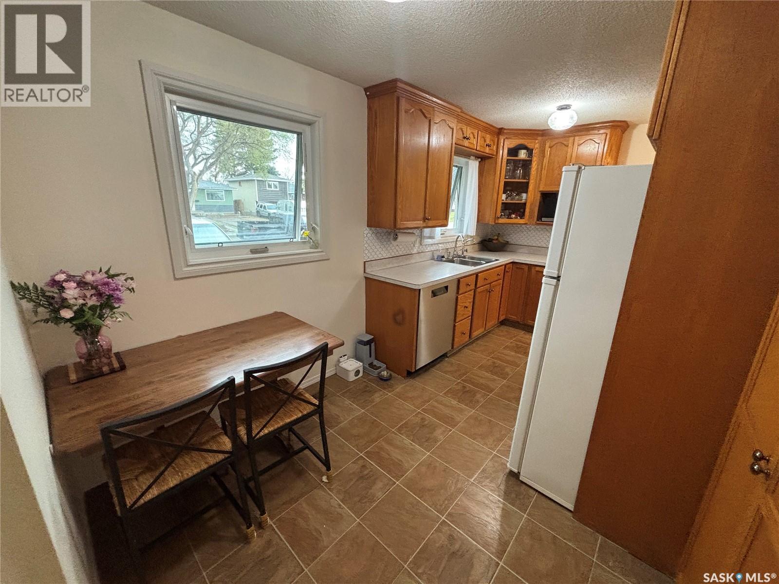 358 Bruce Street, Regina, SK - Indoor Photo Showing Kitchen With Double Sink