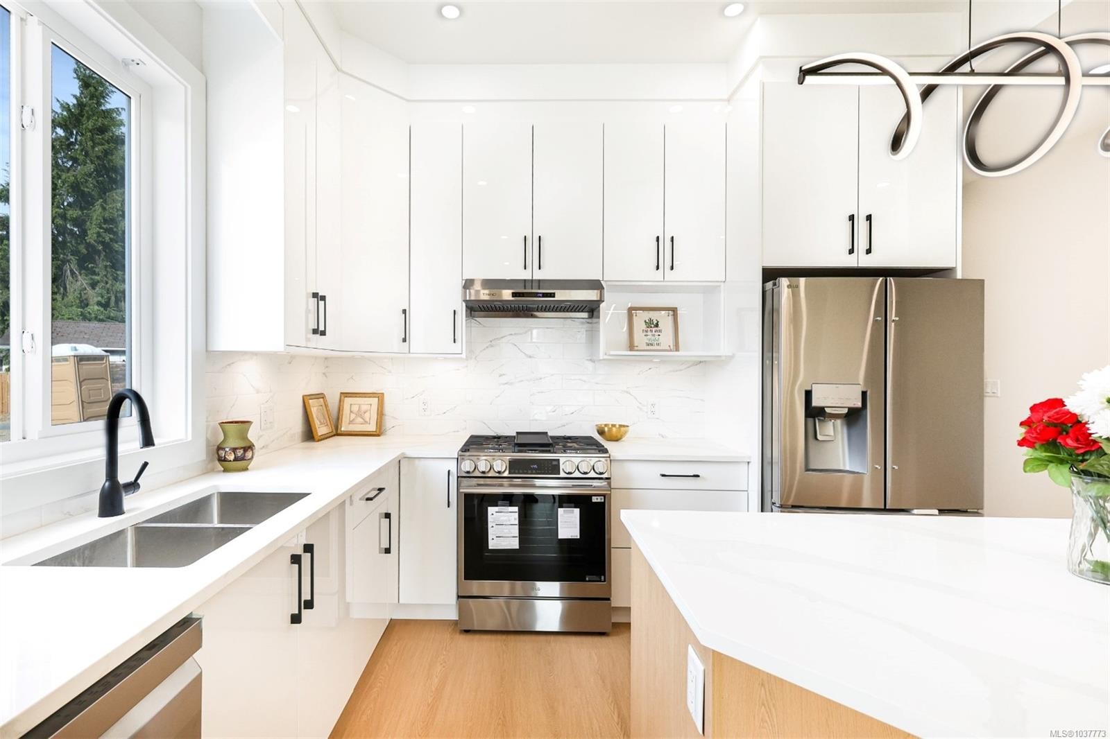 20 Leam Rd, Nanaimo, BC - Indoor Photo Showing Kitchen With Double Sink With Upgraded Kitchen