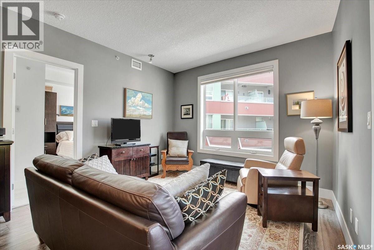 304 404 C Avenue S, Saskatoon, SK - Indoor Photo Showing Living Room
