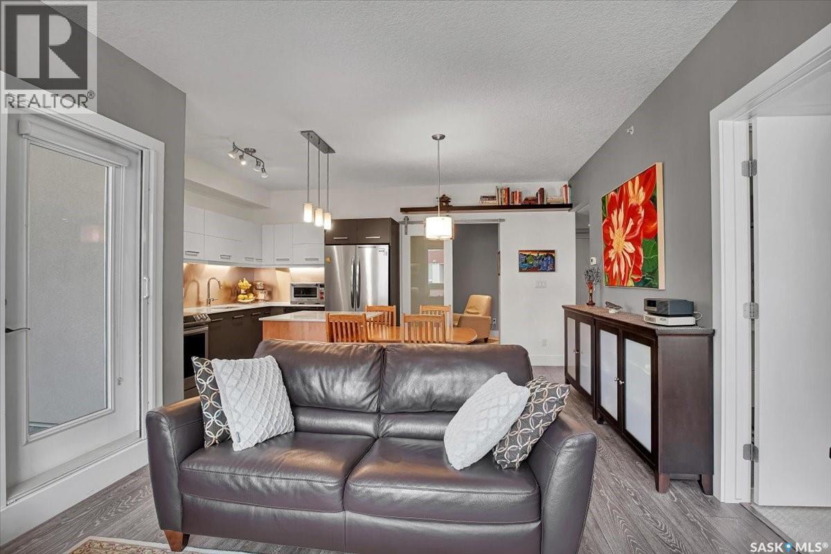 304 404 C Avenue S, Saskatoon, SK - Indoor Photo Showing Living Room