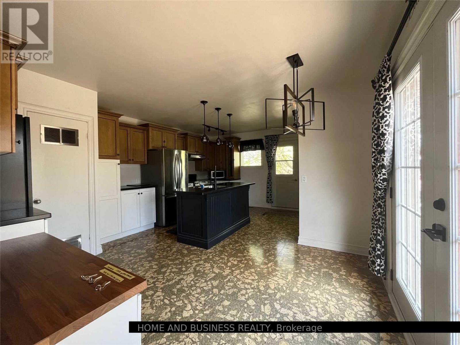 8 Sora Drive, Mississauga, ON - Indoor Photo Showing Kitchen