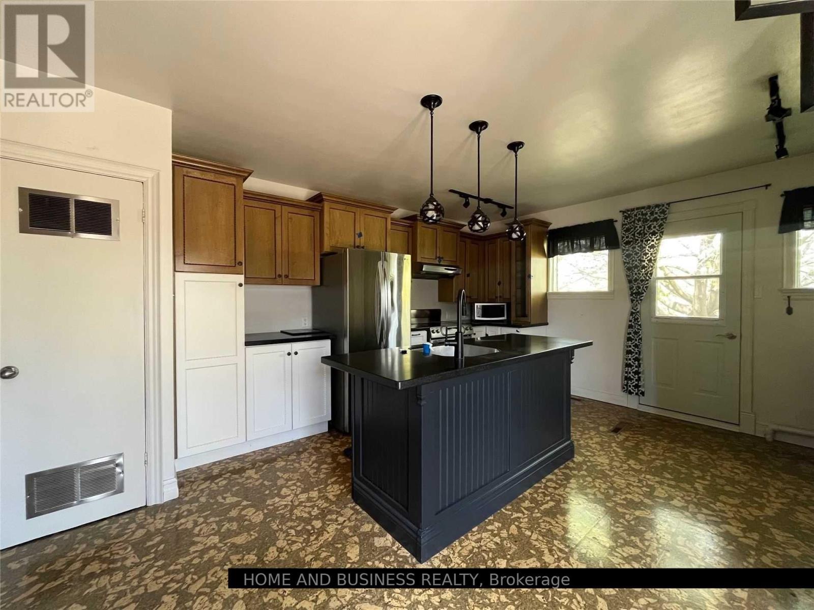 8 Sora Drive, Mississauga, ON - Indoor Photo Showing Kitchen