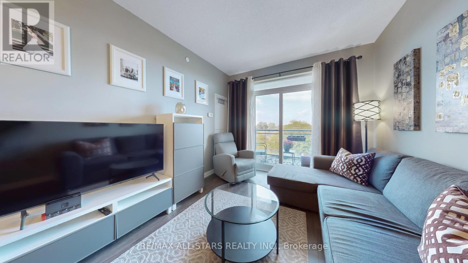 427 - 50 Ann O'Reilly Road, Toronto, ON - Indoor Photo Showing Living Room