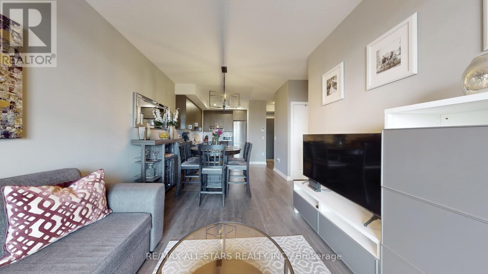 427 - 50 Ann O'Reilly Road, Toronto, ON - Indoor Photo Showing Living Room