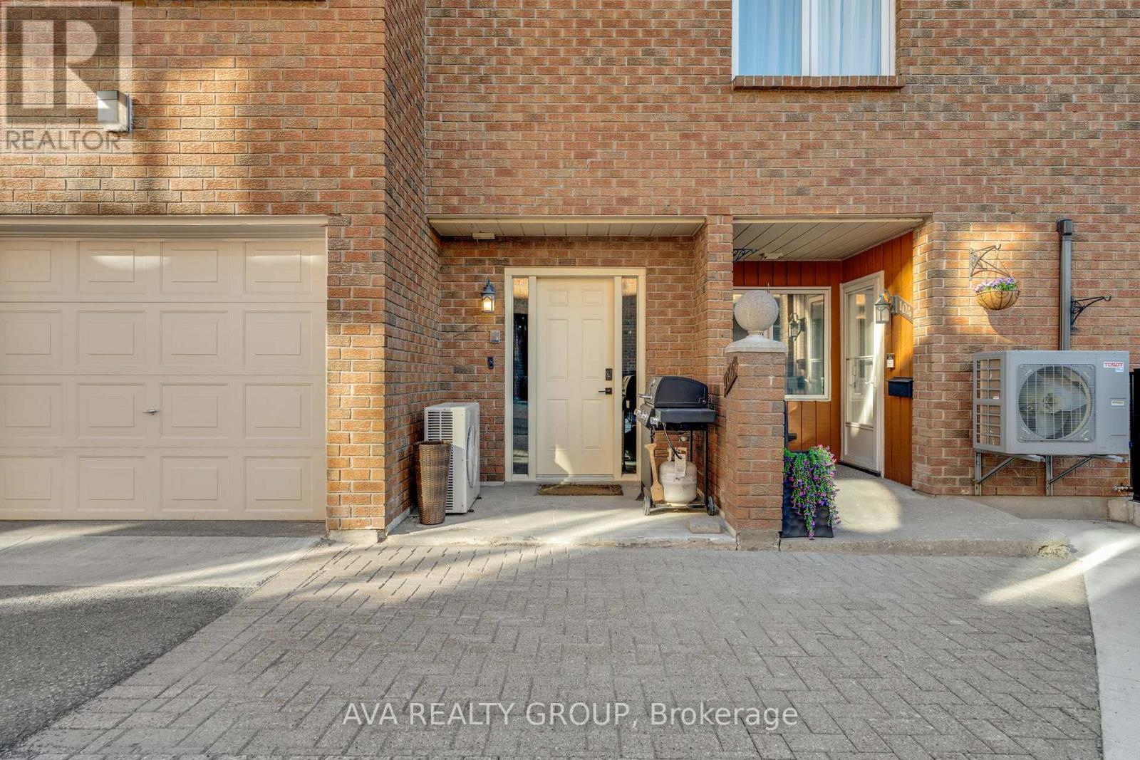 106 Stratas Court N, Ottawa, ON