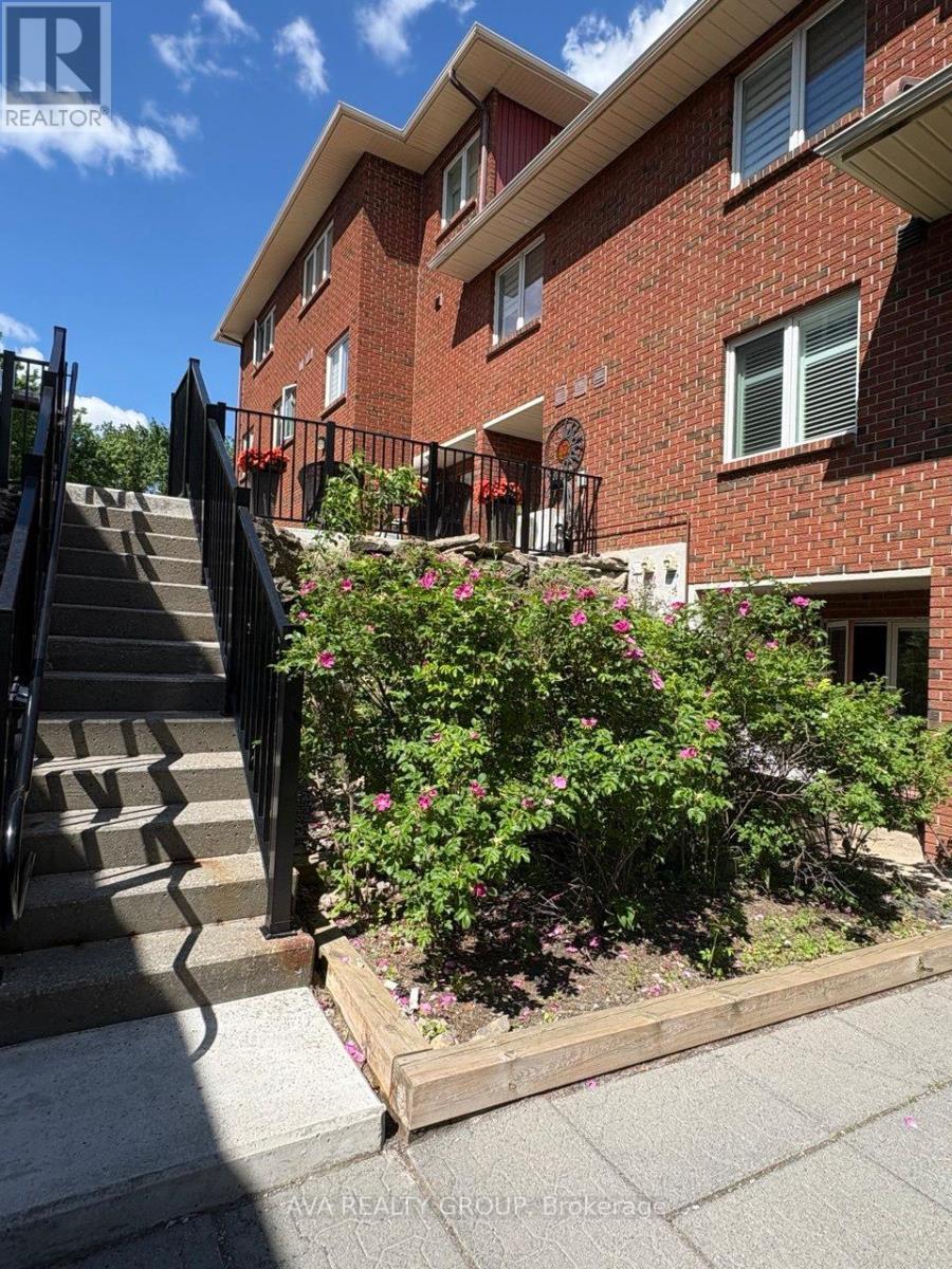 106 Stratas Court N, Ottawa, ON