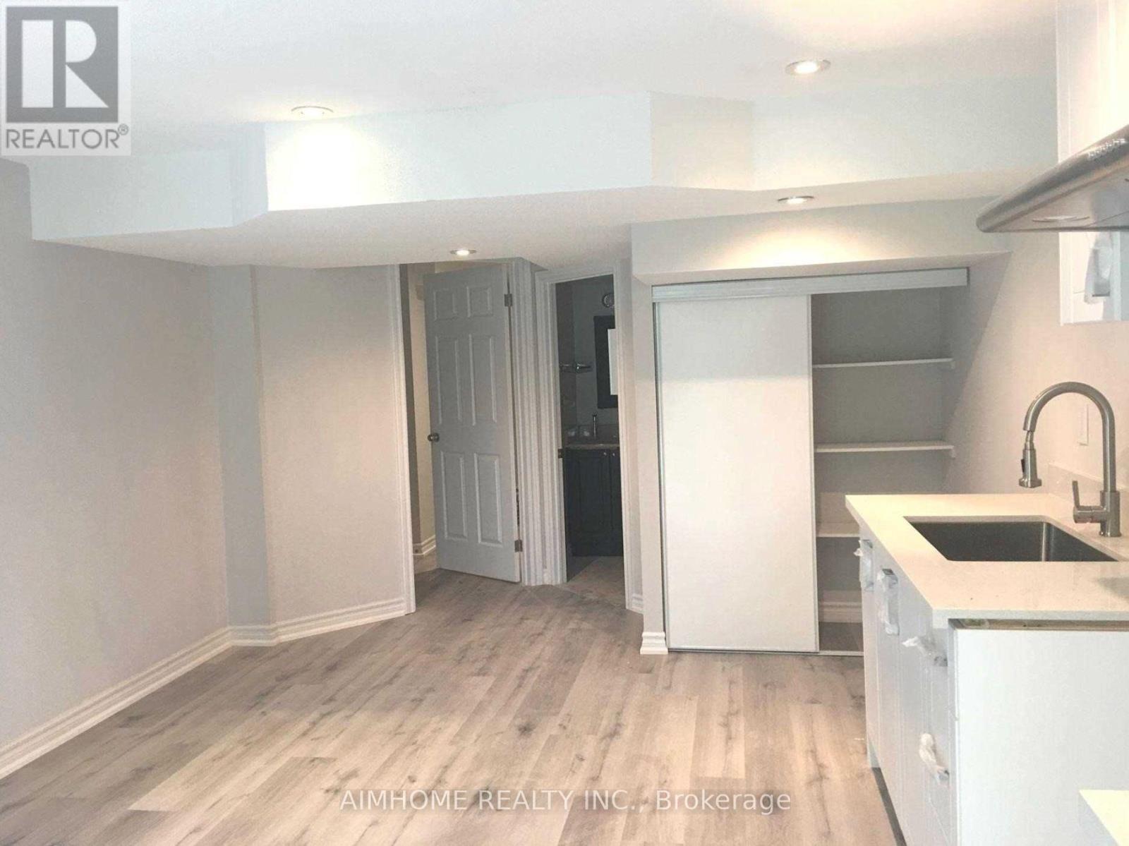 Lower - 71 Dewpoint Road, Vaughan, ON - Indoor Photo Showing Kitchen